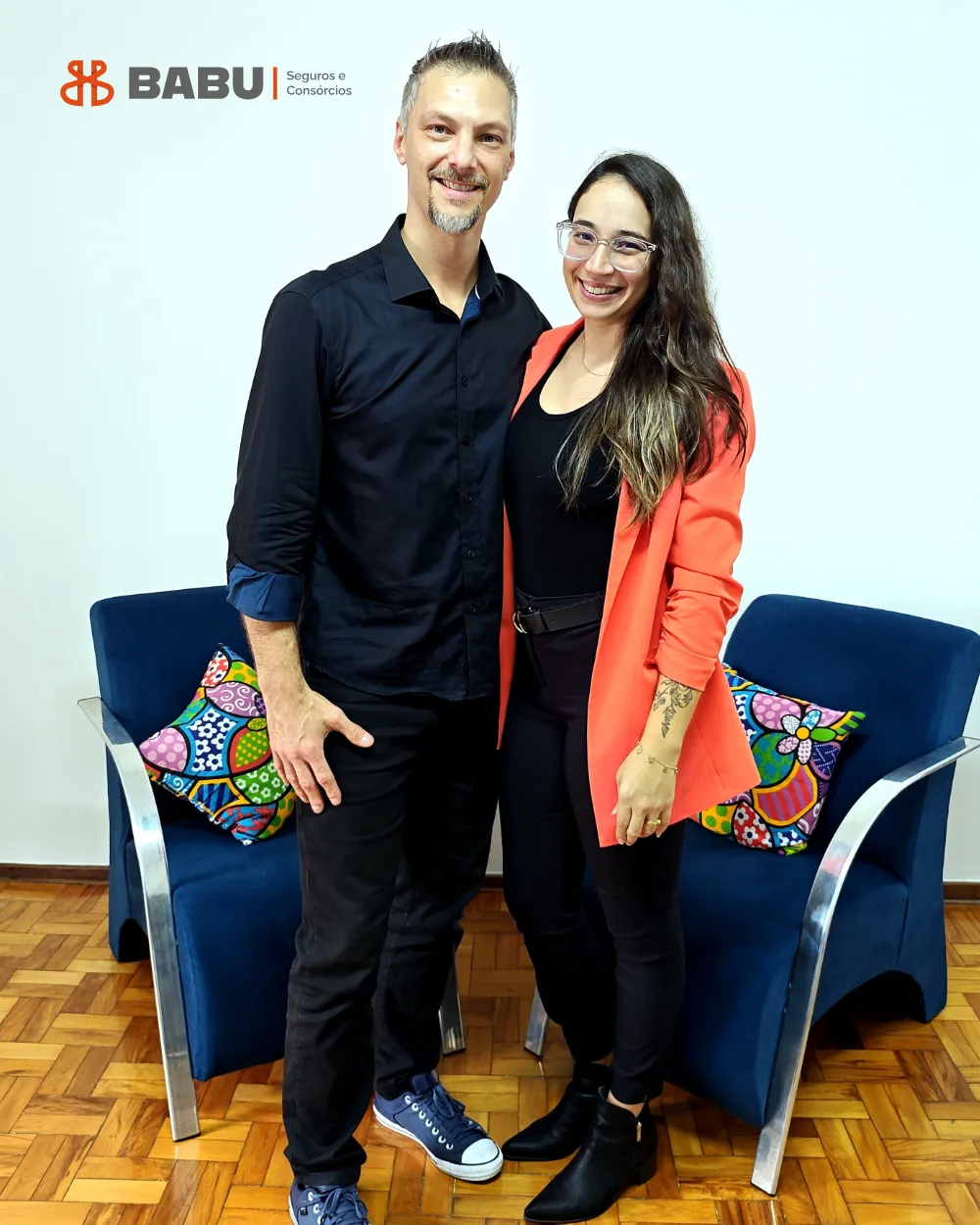 Bárbara e Anderson, fundadores da Babu Seguros e Consórcios, no escritório